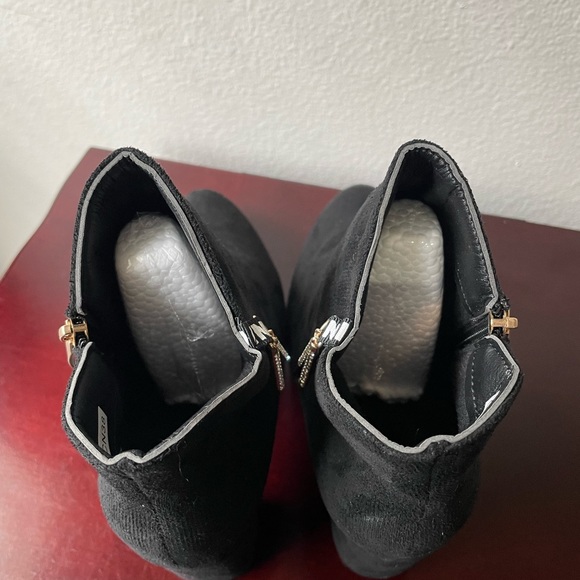 *Never Worn* boutique black boots - Picture 4 of 6